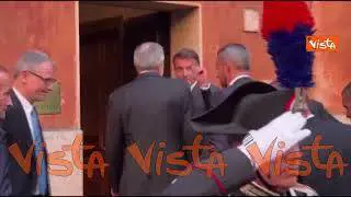 Macron lancia baci alla folla entrando nella sede di Sant'Egidio a Roma