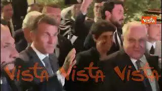 Ovazione per Macron all'uscita dalla sede di Sant'Egidio a Roma