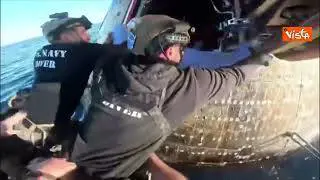 L'apertura della capsula e l'applauso per gli astronauti dopo l'ammaraggio di Artemis II