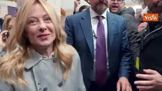 "Ma che stai a fa?", Meloni scherza con un fan e gli prende telefono per scattare selfie al Vinitaly