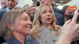 Bagno di folla, brindisi e selfie, la visita della premier Meloni al Vinitaly