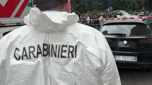 Rapina a Napoli, la folla che guarda l'operazione