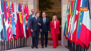 Meloni arriva a Parigi per vertice su Hormuz, l'abbraccio con Macron