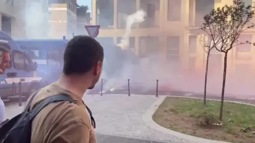 Milano, gli antagonisti verso piazza Duomo: azionati gli idranti