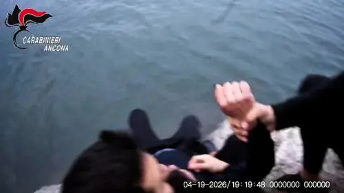 Il video del carabiniere che salva un uomo che voleva suicidarsi