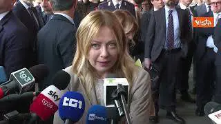 Meloni va via dal punto stampa, poi ci ripensa: Però è l'ultima domanda