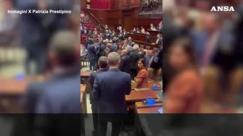 Dl sicurezza, opposizione "occupa" i banchi del governo alla Camera