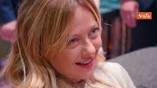 Selfie della Meloni con i sostenitori al Salone Internazionale del Mobile a Milano