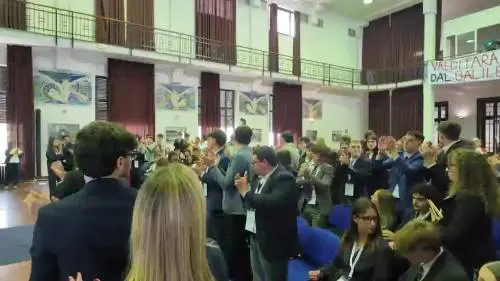 I collettivi contestano Valditara, ma gli altri studenti li mandano via. Guarda il video