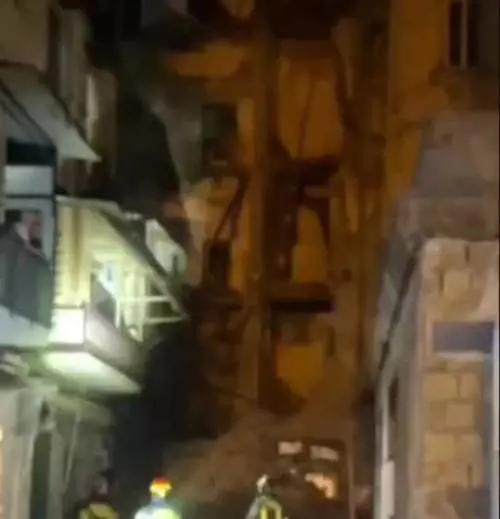 Crolla palazzo disabitato, si cerca tra macerie