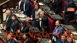 Bonelli si sbraccia per far alzare i deputati della Lega durante Inno di Mameli in Aula alla Camera