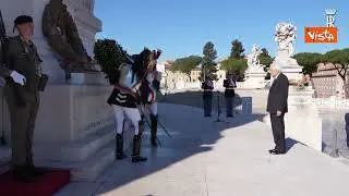 Mattarella depone una corona d'alloro a Altare della Patria per l'81° Anniversario della Liberazione