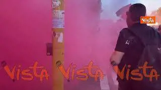 Fumogeni coprono la manifestazione del 25 aprile a Roma