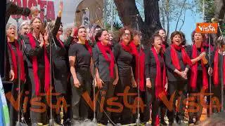 Coro 'Inni e canti di lotta' sul palco della manifestazione del 25 aprile a Parco Schuster a Roma
