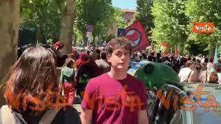 Tamburi e striscione 'Buon Venticinque aprile' al corteo del 25 aprile a Roma