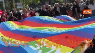 Bandiera della pace gigantesca sventola durante il corteo del 25 aprile a Roma