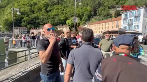 Saluti romani a Dongo, antifascisti lanciano palloncini con sterco