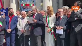 Bucci (Liguria) contestato durante celebrazioni del 25 aprile (da una parte della piazza) a Genova