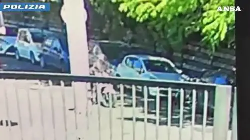 L'arrivo in scooter e la pistola: il momento degli spari a Roma