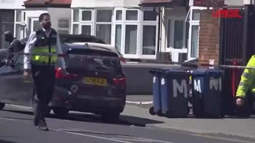 Londra, due persone accoltellate nel quartiere ebraico: le immagini 