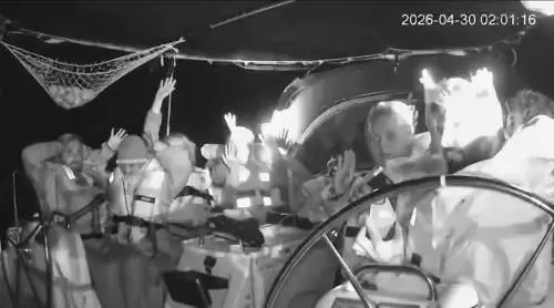 Un soldato israeliano sale a bordo di una nave della Flotilla