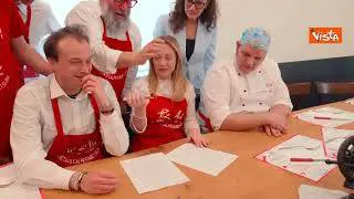 Meloni indossa il grembiule di PizzAut, durante la visita al ristorante di Monza per il Primo Maggio