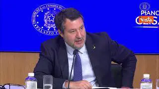 Salvini a domanda su Biennale: 'Io sono sempre d'accordo col Presidente del Consiglio', Meloni ride