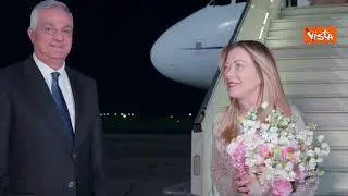 Meloni arriva in Armenia per vertice Comunità Politica Europea, l’accoglienza con un mazzo di fiori