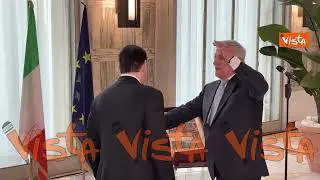 Tajani mostra al segretario di Stato Marco Rubio il libro della Storia di Roma