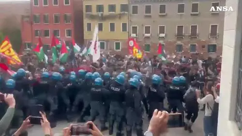  Venezia, tensioni al corteo contro la presenza di Israele alla Biennale 