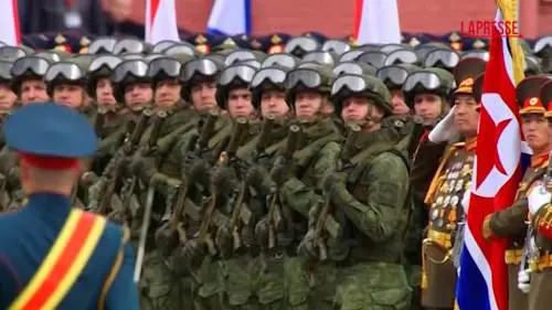 La parata militare nella Piazza Rossa di Mosca: il video