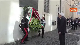 Mattarella depone una corona alla lapide di Aldo Moro in via Caetani per 40 anni dall'uccisione