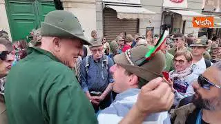 Crosetto sfila con gli Alpini a Genova per la 97esima adunata, 90mila penne nere presenti