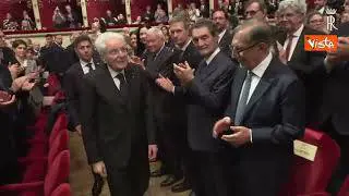 Mattarella accolto da una standing ovation alla Scala di Milano