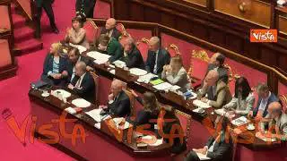 Standing ovation a Meloni dopo il suo intervento al Premier Time al Senato