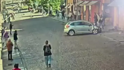 Modena, il 31enne scappa e viene bloccato