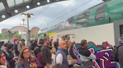 Sciopero treni, caos a Milano: passeggeri bloccati e carrozze prese d’assalto