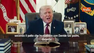 Trump legge un passo della Bibbia nello Studio Ovale