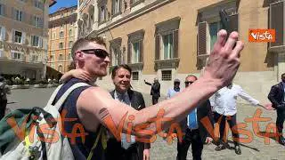Fila di selfie per Conte a termine della dichiarazione a Montecitorio