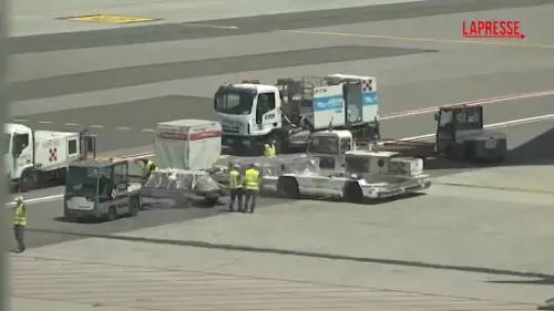 L'arrivo a Malpensa dell'areo con le salme dei sub italiani morti alle Maldive - Video