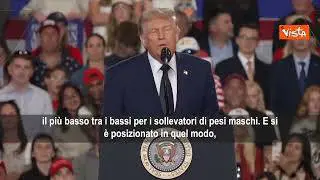 Trump imita atleta trans a una gara di sollevamento pesi: Non è ridicolo?