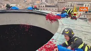 Pioggia di petali di rose al Pantheon per la Pentecoste, il video dei Vigili del Fuoco del 2024