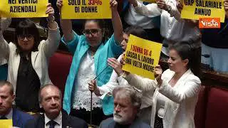 Flash mob M5S con cartelli in Aula su divario genere e occupazione femminile