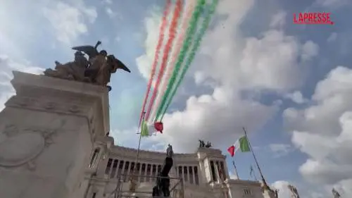Il passaggio delle Frecce Tricolori sopra l'Altare della Patria - VIDEO