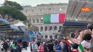 Vigili del Fuoco srotolano gigantesca bandiera dell'Italia per la Festa del 2 giugno