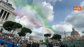 Frecce Tricolori sorvolano l'Altare della Patria e i Fori Imperiali per la Festa della Repubblica