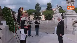 Il passaggio delle Frecce Tricolori sopra l'Altare della Patria per la Festa della Repubblica