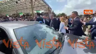 “Grande Giorgia”, il saluto della persone 
mentre Meloni va via dai Fori Imperiali