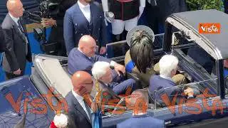 Mattarella va via a termine della Parata, sale sulla Lancia Flaminia e saluta con la mano
