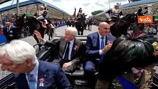 Mattarella sale a bordo della Lancia Flaminia e va via dai Fori Imperiali al termine Parata 2 giugno